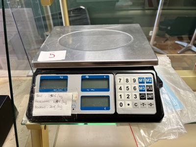 une balance sur laquelle est posée une calculatrice