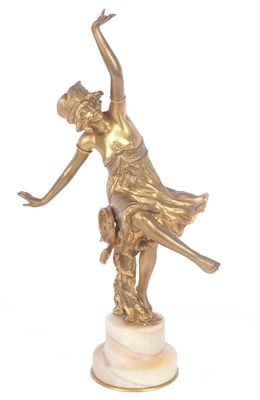 statue d'une femme tenant une raquette de tennis, posée sur un socle en marbre