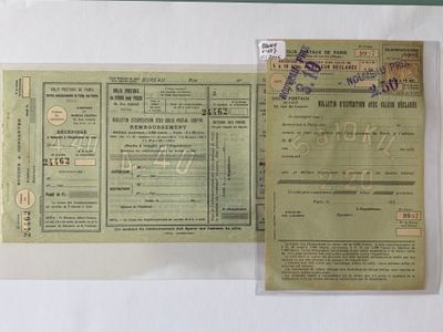 un ancien passeport et une carte d'embarquement sont posés sur une table