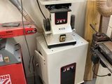 une machine posée sur une table dans une pièce