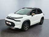 Une Citroën blanche est garée dans une grande pièce