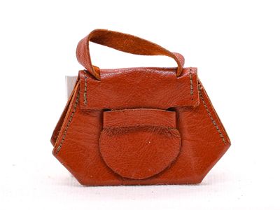 sac à main en cuir sur fond blanc, avec une anse en cuir marron