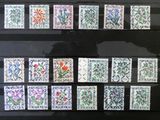 un gros plan sur une vitrine présentant des timbres ornés de fleurs