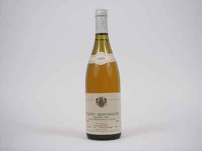 une bouteille de vin posée sur une table blanche