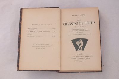 un livre ouvert sur lequel figure l'image d'un homme tenant une raquette de tennis