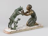 statue en bronze représentant une femme et un chien, posée sur un socle en marbre