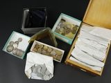 plusieurs boîtes de pièces posées les unes à côté des autres sur une table