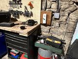 une image d'un établi avec des outils dessus