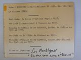 un vieux document sur lequel figure la photo d'un homme tenant une raquette de tennis