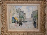 une peinture à l'huile représentant une scène de rue avec des personnes marchant dans la rue