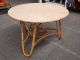 une table ronde avec un plateau en bois dans un magasin