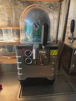 une machine posée sur le comptoir de la cuisine