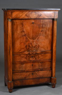 une ancienne commode en bois avec un plateau en marbre