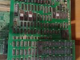 de nombreux composants électroniques exposés dans une vitrine
