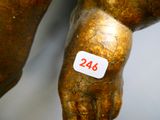une statue représentant une personne tenant un autocollant sur son bras