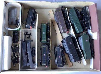 plein de petits trains miniatures dans une boîte posée sur la table