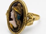 une image représentant une bague en or sur laquelle figure le portrait d'une femme portant un chapeau