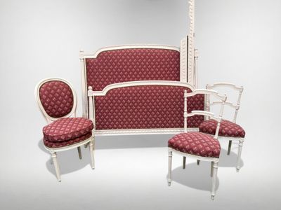 Ensemble comprenant : 1 lit (140 x 190 cm) ; 1 chaise médail…