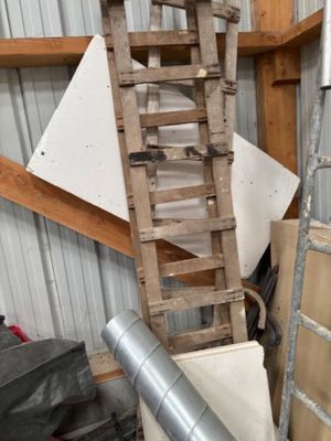 une échelle appuyée contre un mur dans un garage