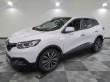 la voiture blanche est garée sur un carrelage à carreaux