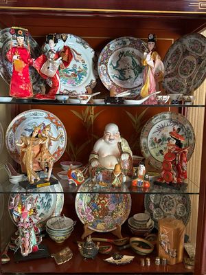 une vitrine en verre sur laquelle sont disposés de nombreux objets décoratifs