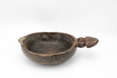 Coupe de forme ronde avec un bec verseur et une poignée styl…