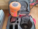 un étui orange contenant un appareil photo, posé sur une table
