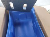 un toboggan en plastique bleu au milieu d'une boîte en carton