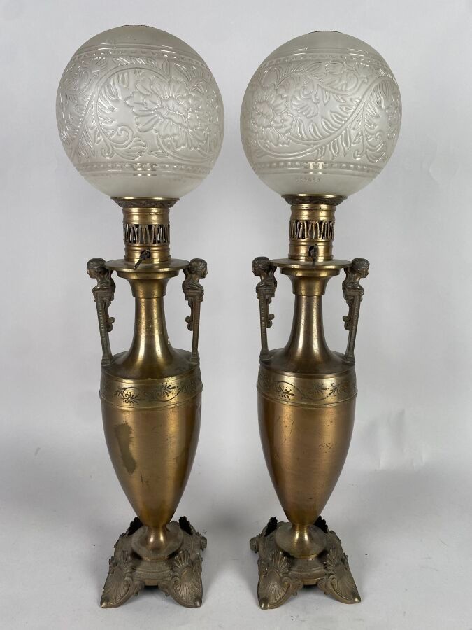 Paire de lampes à pétrole en laiton en forme d'amphore à deu…