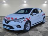 une voiture blanche avec des bandes rouges et blanches garée dans un garage