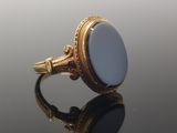 une image représentant une bague sertie d'une pierre bleue