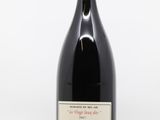 la bouteille de vin rouge est posée sur une surface blanche