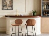 deux tabourets placés devant un bar