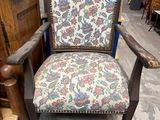 une image représentant une chaise dont l'assise est recouverte d'un tissu à motifs floraux