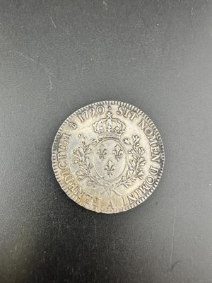 une pièce d'argent posée sur une surface noire