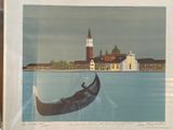 une photo d'une gondole sur l'eau, avec un bâtiment en arrière-plan