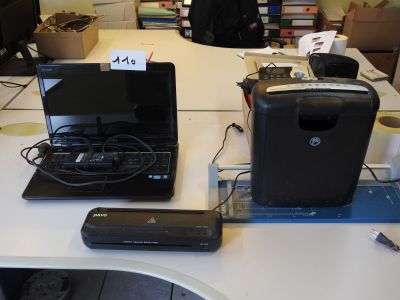 un bureau sur lequel se trouvent un ordinateur portable et une imprimante