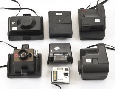 de nombreux types d'appareils photo sur la table