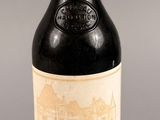 deux bouteilles de vin posées l'une à côté de l'autre sur une table