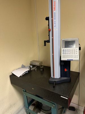 une machine posée sur une table dans une pièce