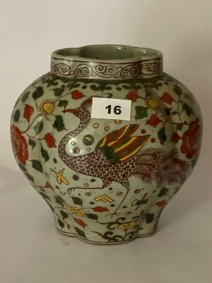 un vase avec un oiseau posé sur une table
