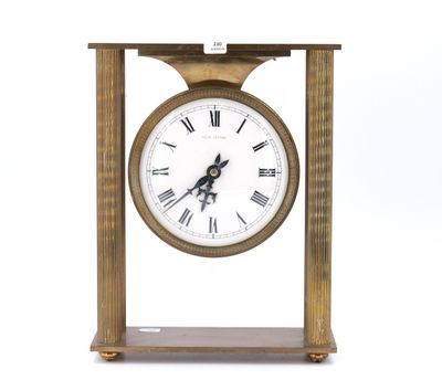 une horloge en bois avec des chiffres romains sur le cadran