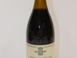 une bouteille de vin posée sur une table