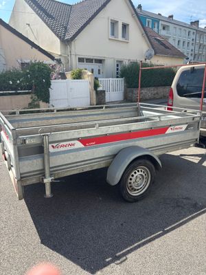 une remorque garée dans la rue devant une maison