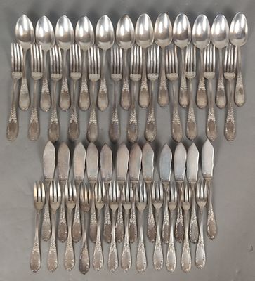 beaucoup de cuillères et de fourchettes en argent sur la table