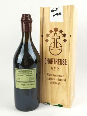 une caisse en bois contenant une bouteille de vin et une caisse en bois sur laquelle est apposée une étiquette