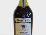 une bouteille de vin posée sur une table