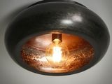 une ampoule allumée à l'intérieur d'un luminaire