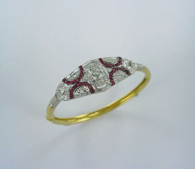 une bague ancienne sertie de diamants et de rubis
