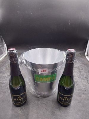 deux bouteilles de vin et un seau posés sur une table